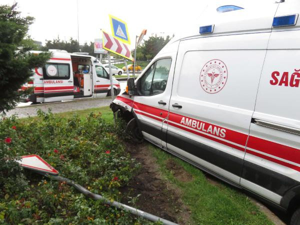 İstanbul'da yağış etkili oldu! Ambulans kaygan yolda refüje çıktı - Resim: 0