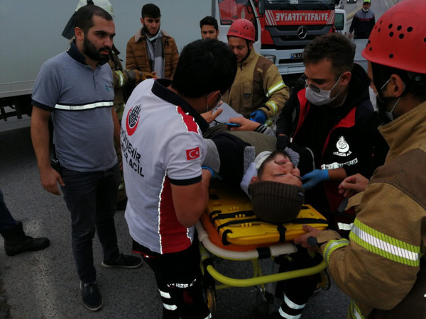 İstanbul'da kavşakta kamyonetle otomobil çarpıştı! Araç içinde sıkıştı - Resim: 0