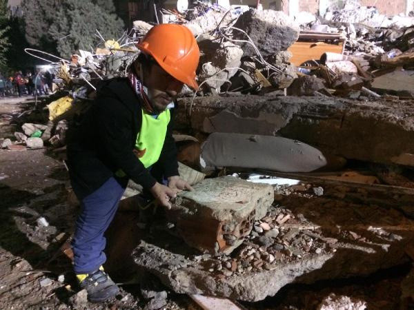 İzmir'de küçük bedeniyle büyük mücadele veriyor! Rıdvan Çelik 4 gündür uyumuyor - Resim: 0