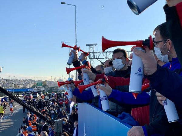 Ekrem İmamoğlu maratona ara verdi! Anıtı ziyaret edip dua etti - Resim: 0