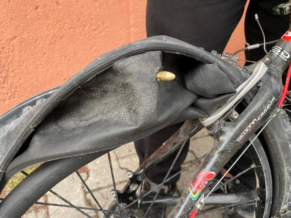 İstanbul'da bisikletinin lastiği patladığında gördüğüne inanamadı - Resim: 0