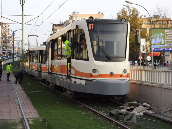 Gaziantep'te korku dolu anlar! Tramvay ikinci kez raydan çıktı - Resim: 0