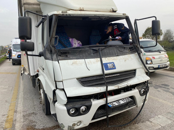 Düzce'de feci kaza! Çarpmanın etkisiyle araç içinde sıkıştı - Resim: 0