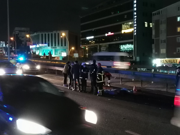 Kocaeli'de korkunç kaza! Kadın 70 metre fırladı 10 araç üzerinden geçti - Resim: 0