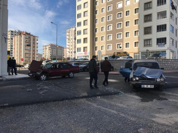 Kayseri'de freni patlayan kamyon otomobilleri biçti - Resim: 0