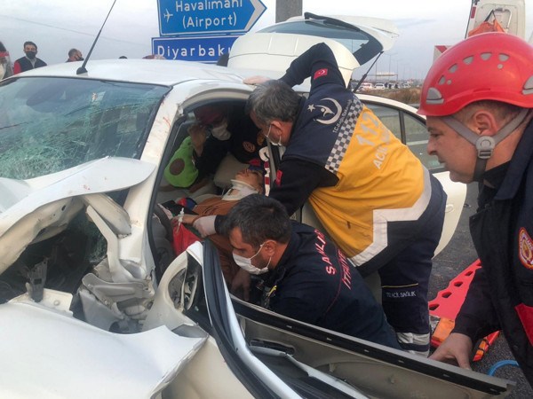Şanlıurfa'da feci kaza! Direksiyon hakimiyetini kaybetti bariyerlere çarptı - Resim: 0