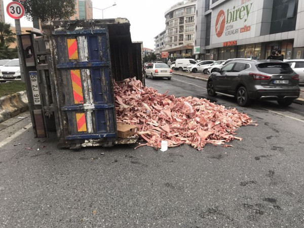Büyükçekmece'de freni tutmadı devrildi! Yüzlercesi yola saçıldı - Resim: 0