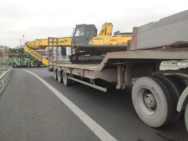 Basın Ekspres Yolu'nda kepçe taşıyan tır kaza yaptı - Resim: 0