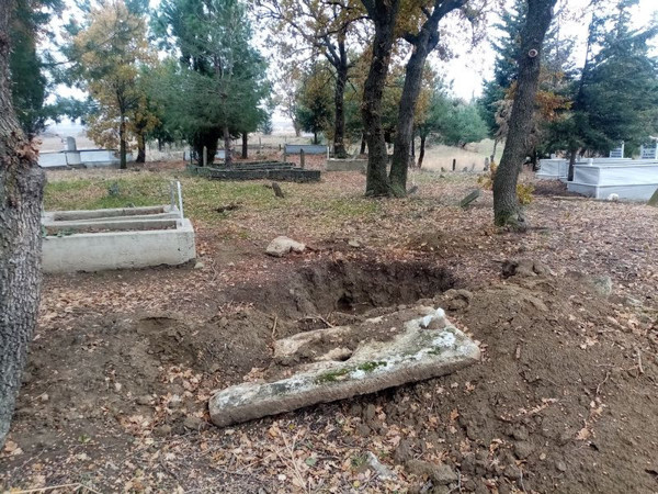 Tekirdağ'da mezarlıkta isyan ettiren olay: Ölüye bari saygınız olsun - Resim: 0