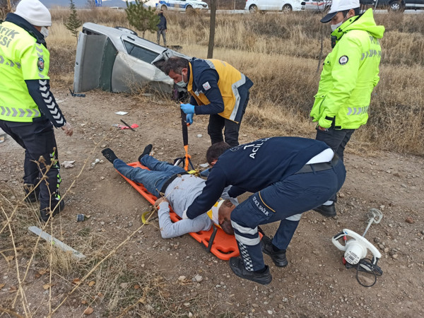 Konya'da feci kaza! Otomobil kontrolden çıktı takla attı - Resim: 0
