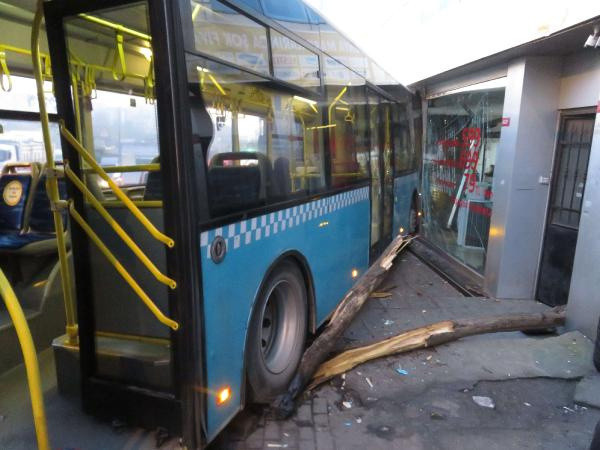 Ümraniye'de feci kaza! Özel halk otobüsü iş yerine girdi - Resim: 0