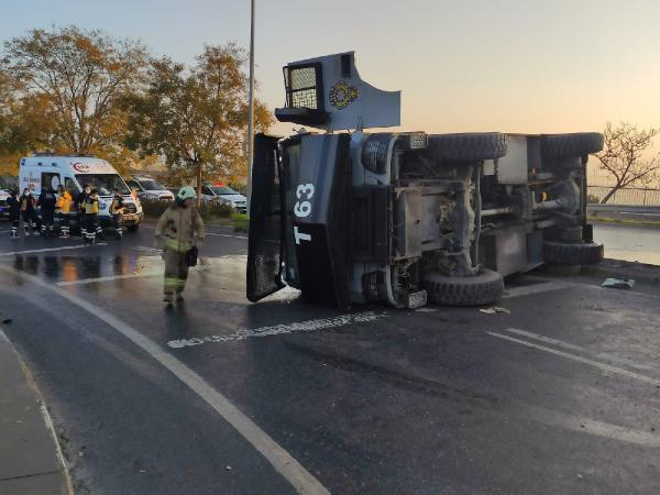 Küçükçekmece D-100 yan yolda TOMA devrildi - Resim: 0
