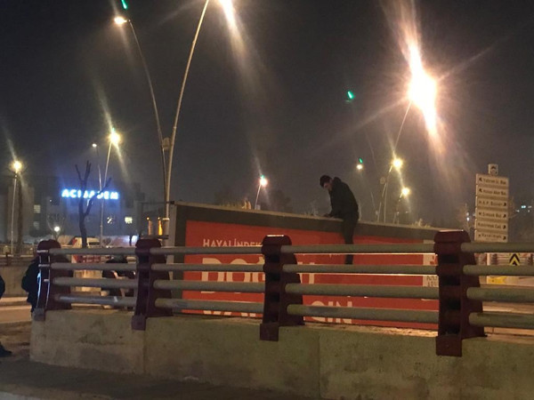 Kayseri'de iş bulamayınca sevgilisi terk etti! Soluğu üst geçitte aldı - Resim: 0