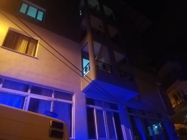 İzmir'de akrabayla tartılıp balkondan atladı! Yakınları sinir krizi geçirdi - Resim: 0