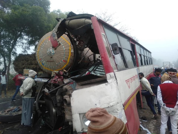 Hindistan'da gaz tankeri otobüsle çarpıştı: Çok sayıda ölü var - Resim: 0