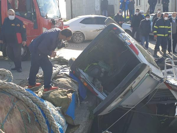 Sinop'ta feci kaza! Araç kıyıdaki tekneye çarptı - Resim: 0