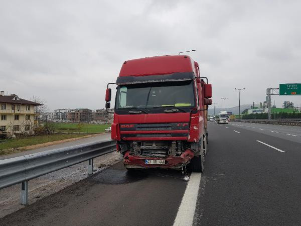 Kocaeli'de feci kaza! TIR'ın çarptığı otomobil 100 metre sürüklendi - Resim: 0