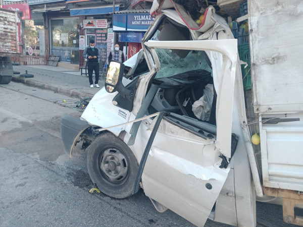 Mersin'de boş yolda feci kaza! Arkadan çarptı kabinde sıkıştı - Resim: 0