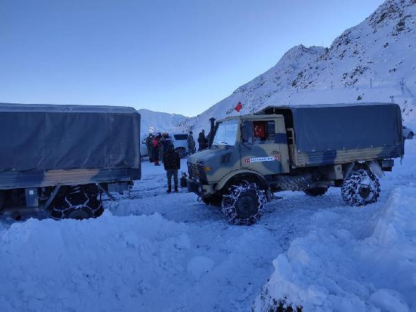 Hakkari'den acı haber! Çığ altında kalan bir asker şehit olurken bir asker kayboldu - Resim: 0