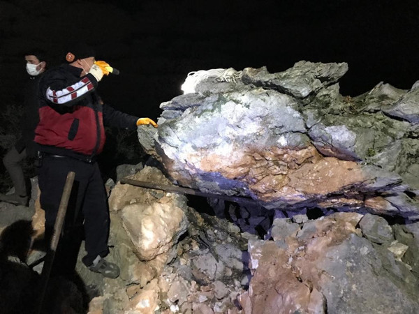 Burdur'da yaşlı adam sadece ısınmak istedi! 5 tonun altında kaldı - Resim: 0