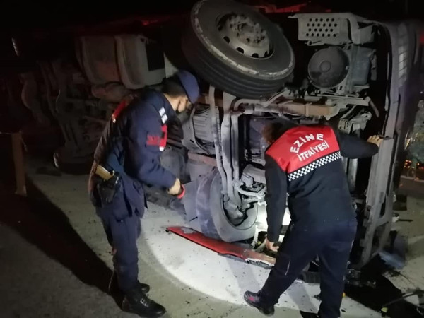 Çanakkale'de kamyon yan yattı ortalık savaş alanına döndü! Yüzlercesi yola saçıldı - Resim: 0