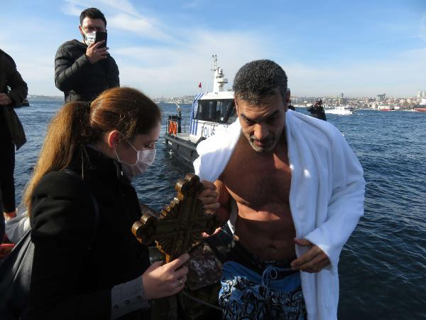 İstanbul'da denizden çıkarmak için sadece 1 kişi atladı! Geniş güvenlik önlemi alındı - Resim: 1