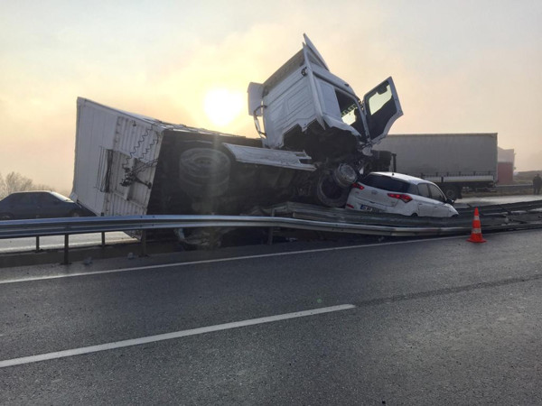 Kastamonu'da feci kaza! 2 tır 2 otomobil birbirine girdi - Resim: 0