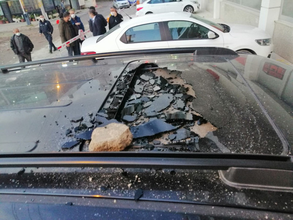 İzmir'de ortalık savaş alanına döndü! Deprem enkazını paylaşamadılar - Resim: 0