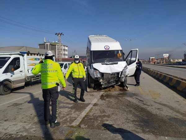 Van'da feci kaza! İki minibüs çarpıştı: Çok sayıda yaralı var - Resim: 0