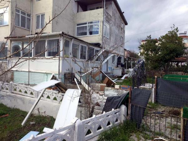 Şarköy’de fırtına çatıları uçurdu ağaçları devirdi! Belediye başkanı ve kaymakam olay yerinde... - Resim: 0