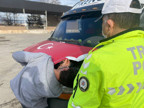 Düzce'de polis ekipleri durdurdu! Çamurlu Türk bayrağı sökülüp ceza kesildi - Resim: 0