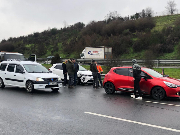Düzce'de kar TEM otoyolunu kayganlaştırdı! 4 araç birbirine girdi - Resim: 0