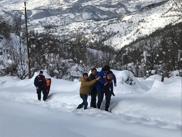 Bartın'da sobadan zehirlenen aileyi jandarma ekipleri sırtında taşıdı - Resim: 0