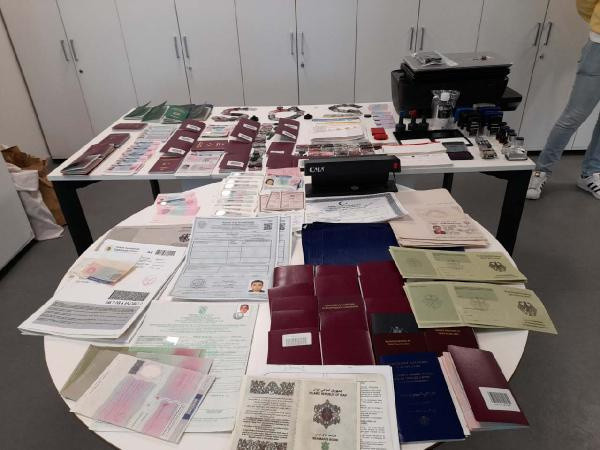 İstanbul Havalimanı polisinden sahte seyahat belgesi operasyonu! 'Doktor' lakaplı şüpheli yakalandı - Resim: 0