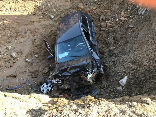 Manisa'da otomobil 5 metrelik çukura uçtu! Araç hurdaya döndü - Resim: 0