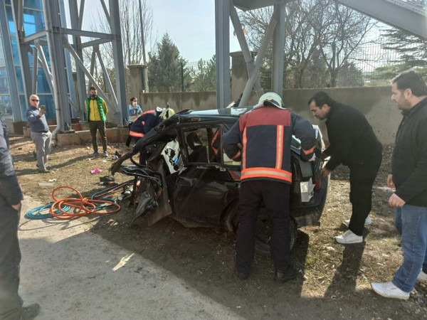 Ankara'da korkunç kaza! Kontrolden çıktı ikiye bölündü - Resim: 0
