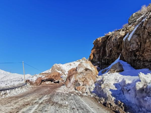Şemdinli-Yüksekova kara yolu kayaların düşmesiyle ulaşıma kapandı - Resim: 0