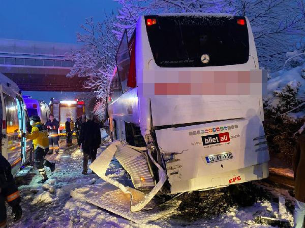Sakarya'da 2 otobüs ve TIR birbirine girdi: Çok sayıda yaralı var - Resim: 0