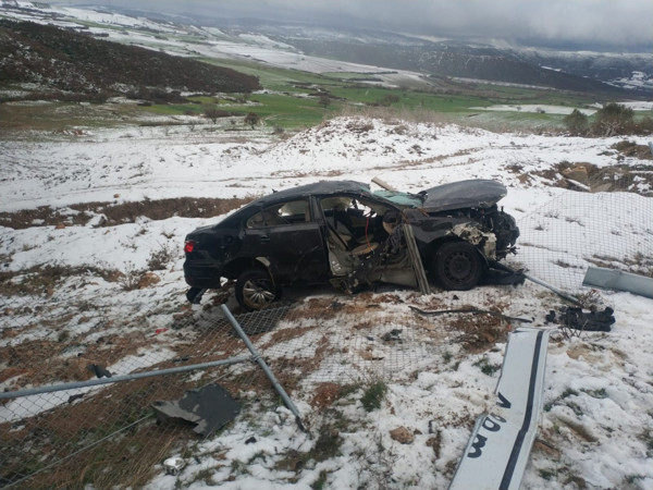 Bursa'da otomobil demir bariyerlere çarptı hurdaya döndü: Ölü ve yaralı var - Resim: 0