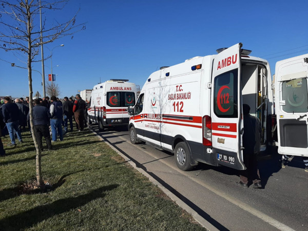 Gaziantep'te feci kaza! TIR çarpınca taklalar attı: Yaralılar var - Resim: 0