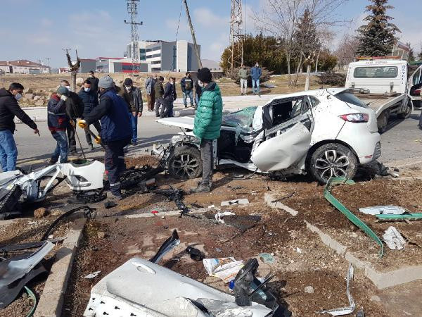 Kayseri'de korkunç kaza! Kullanılmaz hale geldi: Ölü ve yaralılar var - Resim: 0