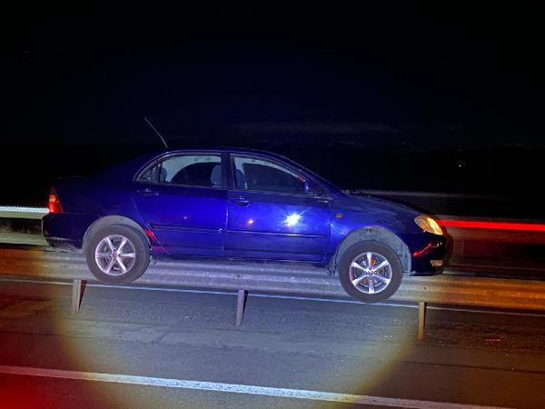 Çorum'da akıllara durgunluk veren kaza! Bariyerlerin üzerine çıkan otomobil 800 metre ilerledi - Resim: 0