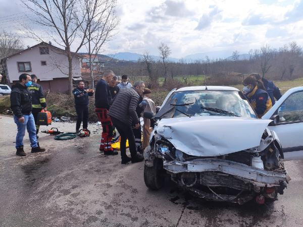Bartın'da feci kaza! İki otomobil kafa kafaya çarpıştı: Yaralılar var - Resim: 0