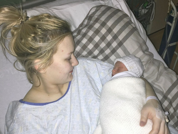 Sırt ağrıları arttı! Tuvalete giden genç kız hayatının şokunu yaşadı - Resim: 0