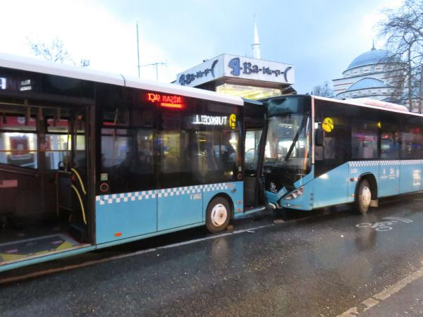 Korku dolu anlar! Beykoz'da özel halk otobüsleri kafa kafaya çarpıştı - Resim: 0