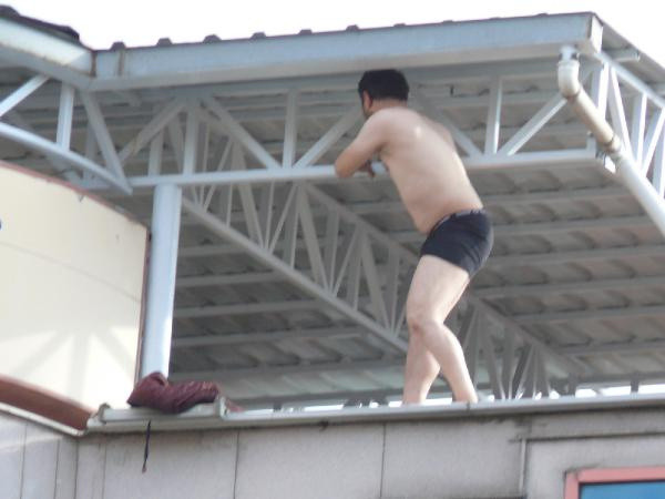 Tokat'ta 5 katlı binanın çatısında bir anda soyundu! Ekipler alarma geçti! - Resim: 0