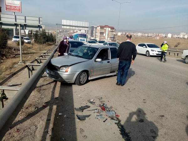 Kırıkkale'de üç araç birbirine girdi! Zincirleme kazada yaralılar var - Resim: 0