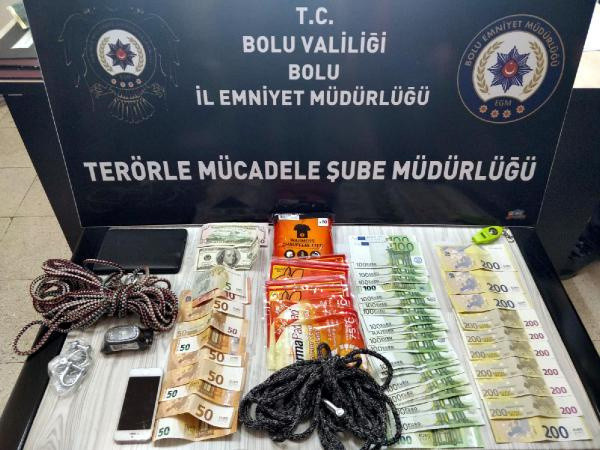Yurt dışına kaçmaya çalışan FETÖ şüphelileri Bolu'da yakalandı! Araçta yüklü miktarda döviz ele geçirildi - Resim: 0