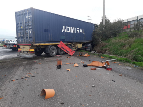 İzmir'de feci kaza! 2 TIR ve kamyon birbirine girdi: Faciadan dönüldü - Resim: 0
