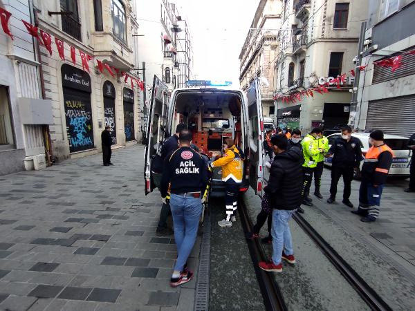 İstiklal Caddesi'nde 3 kişinin bindiği motosikletle temizlik aracı çarpıştı - Resim: 0
